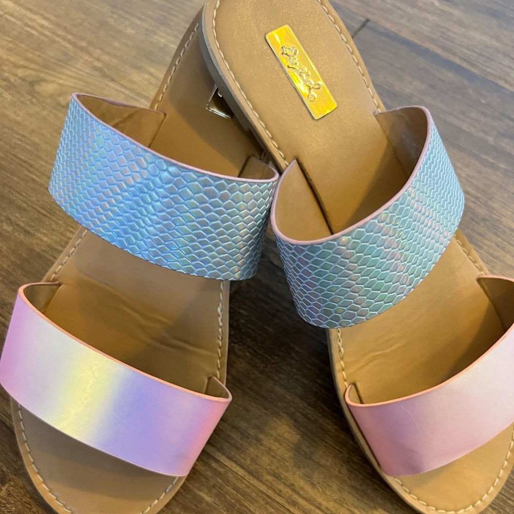 Iridescent slides